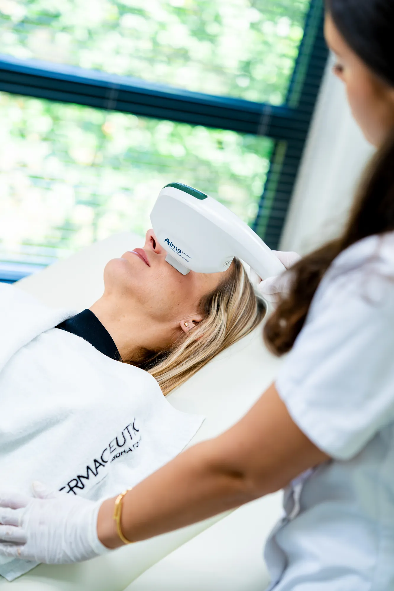 Huidtherapeut behandelt pigmentvlekken in het gezicht met Alma-laser