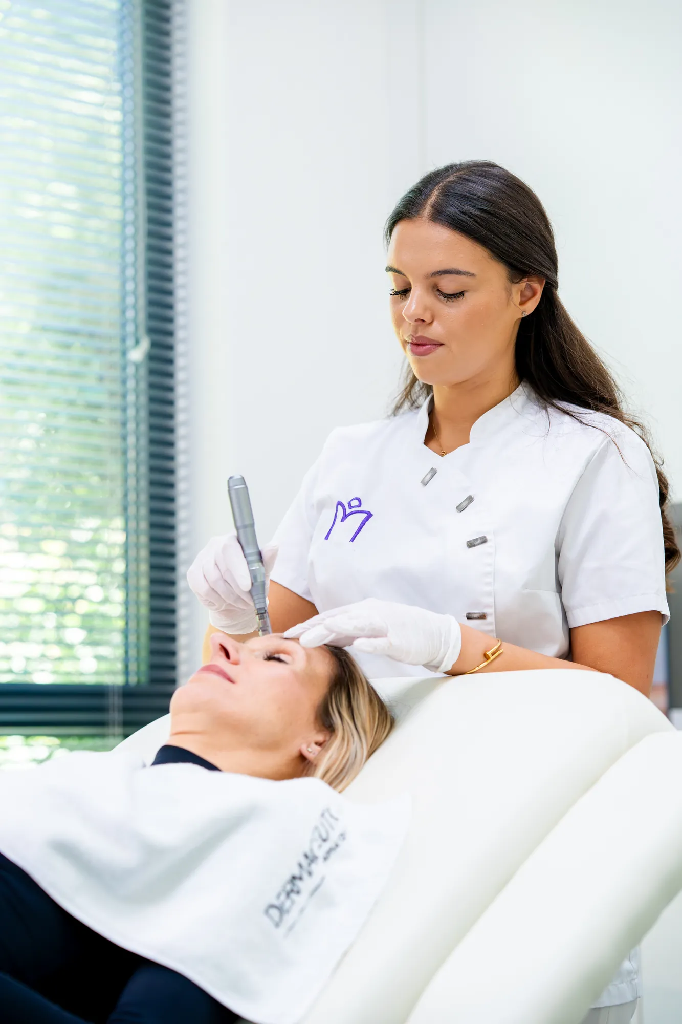 Huidtherapeut voert microneedling met vitamine C-peeling uit